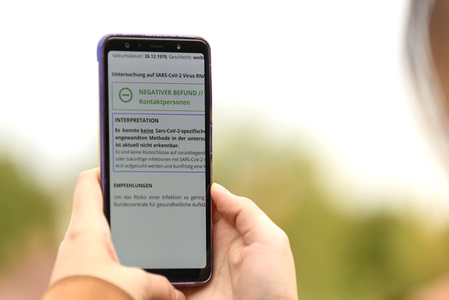 Symbolfoto negativer Corona-Test