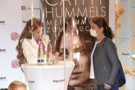 Buchsignierstunde mit Cathy Hummels in München