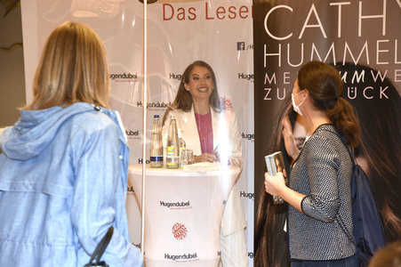 Buchsignierstunde mit Cathy Hummels in München