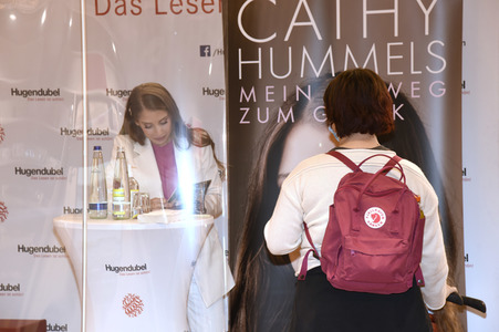 Buchsignierstunde mit Cathy Hummels in München