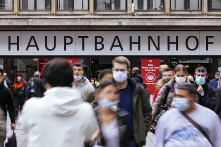 Symbolfoto Maskenpflicht auf öffentlichen Plätzen