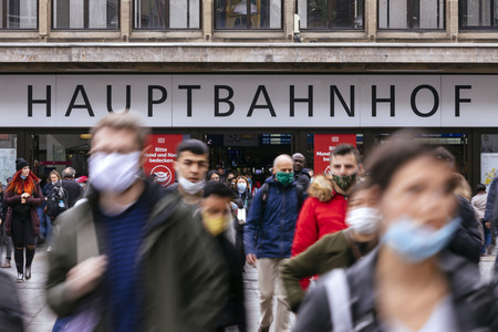 Symbolfoto Maskenpflicht auf öffentlichen Plätzen