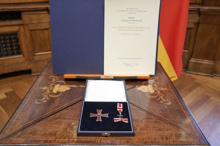 Verleihung des Verdienstkreuzes Erster Klasse an Harald Böhlmann in Hannover