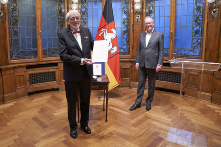 Verleihung des Verdienstkreuzes Erster Klasse an Harald Böhlmann in Hannover