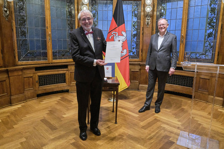 Verleihung des Verdienstkreuzes Erster Klasse an Harald Böhlmann in Hannover