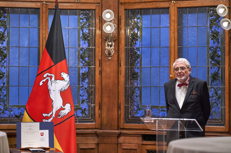 Verleihung des Verdienstkreuzes Erster Klasse an Harald Böhlmann in Hannover