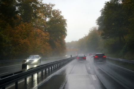 Symbolfoto Straßenverkehr in Herbst