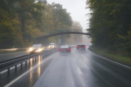 Symbolfoto Straßenverkehr in Herbst