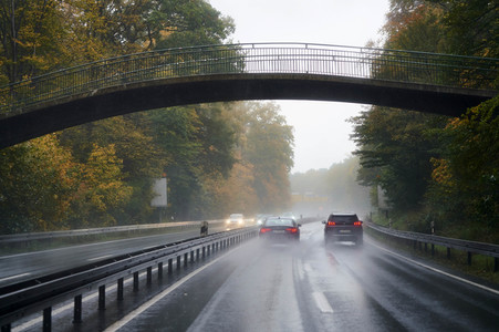 Symbolfoto Straßenverkehr in Herbst