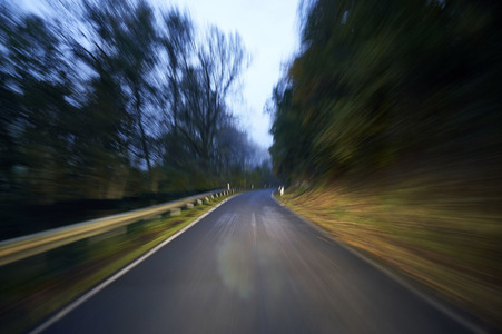 Symbolfoto Straßenverkehr in Herbst