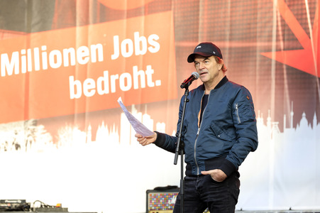 Demonstration vom Aktionsbündnis 'Alarmstufe Rot' in Berlin