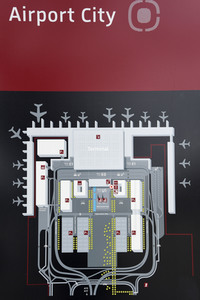 Rundgang durch den öffentlichen Bereich des Terminals 1 auf dem Flughafen Berlin Brandenburg
