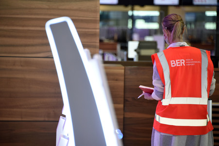 Rundgang durch den öffentlichen Bereich des Terminals 1 auf dem Flughafen Berlin Brandenburg
