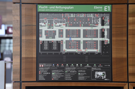 Rundgang durch den öffentlichen Bereich des Terminals 1 auf dem Flughafen Berlin Brandenburg