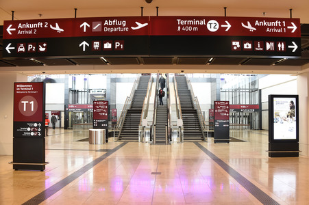 Rundgang durch den öffentlichen Bereich des Terminals 1 auf dem Flughafen Berlin Brandenburg