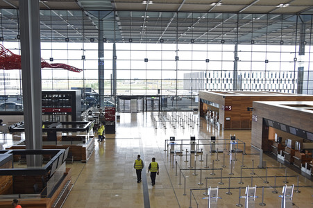 Rundgang durch den öffentlichen Bereich des Terminals 1 auf dem Flughafen Berlin Brandenburg