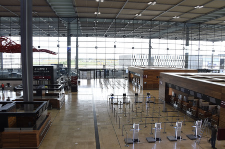 Rundgang durch den öffentlichen Bereich des Terminals 1 auf dem Flughafen Berlin Brandenburg