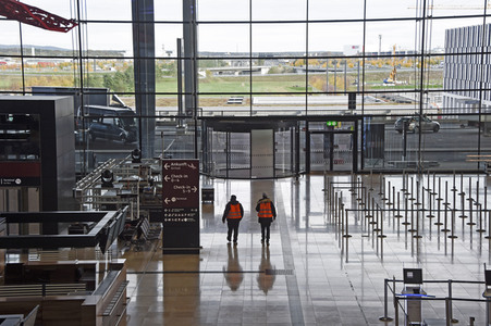 Rundgang durch den öffentlichen Bereich des Terminals 1 auf dem Flughafen Berlin Brandenburg