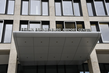 Rundgang durch den öffentlichen Bereich des Terminals 1 auf dem Flughafen Berlin Brandenburg