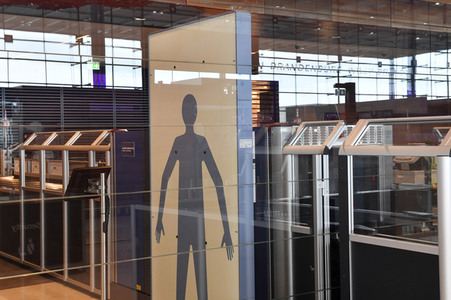 Rundgang durch den öffentlichen Bereich des Terminals 1 auf dem Flughafen Berlin Brandenburg