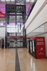 Rundgang durch den öffentlichen Bereich des Terminals 1 auf dem Flughafen Berlin Brandenburg