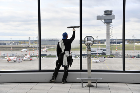 Rundgang durch den öffentlichen Bereich des Terminals 1 auf dem Flughafen Berlin Brandenburg
