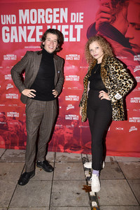 Preview 'Und morgen die ganze Welt' in München