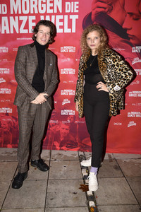 Preview 'Und morgen die ganze Welt' in München