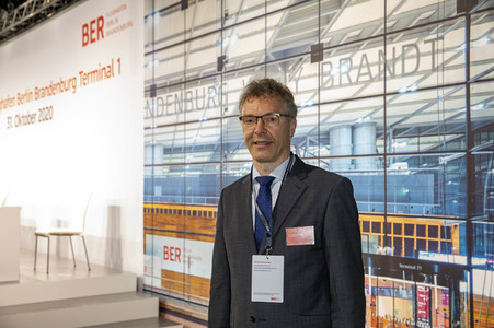 Führung vor der Inbetriebnahme des Flughafens Berlin-Brandenburg in Schönefeld