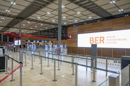 Führung vor der Inbetriebnahme des Flughafens Berlin-Brandenburg in Schönefeld