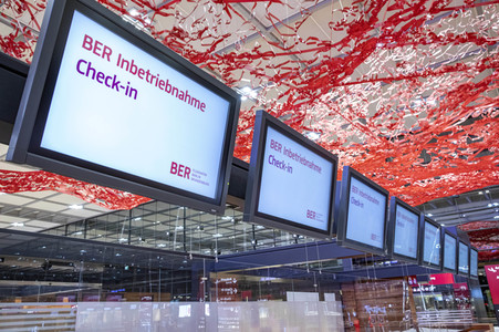 Führung vor der Inbetriebnahme des Flughafens Berlin-Brandenburg in Schönefeld