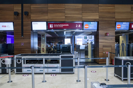 Führung vor der Inbetriebnahme des Flughafens Berlin-Brandenburg in Schönefeld