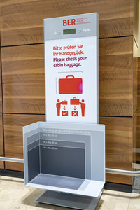 Führung vor der Inbetriebnahme des Flughafens Berlin-Brandenburg in Schönefeld