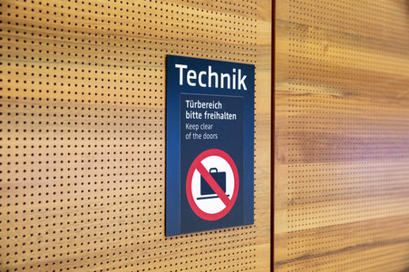 Führung vor der Inbetriebnahme des Flughafens Berlin-Brandenburg in Schönefeld