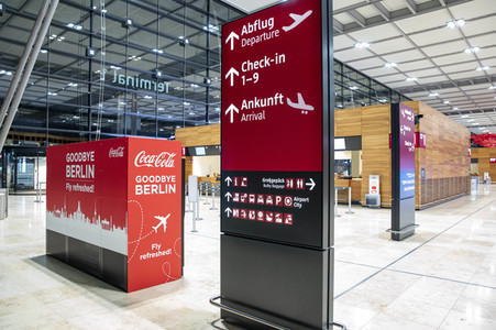 Führung vor der Inbetriebnahme des Flughafens Berlin-Brandenburg in Schönefeld