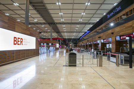 Führung vor der Inbetriebnahme des Flughafens Berlin-Brandenburg in Schönefeld