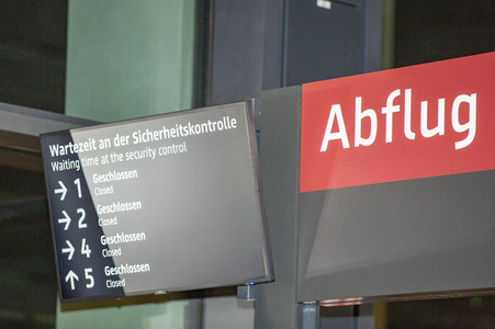 Führung vor der Inbetriebnahme des Flughafens Berlin-Brandenburg in Schönefeld