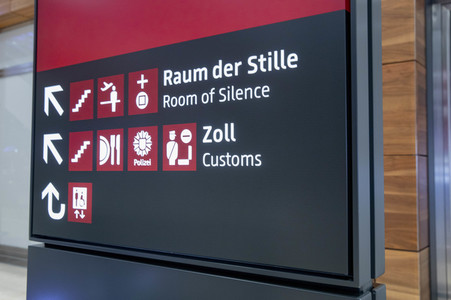 Führung vor der Inbetriebnahme des Flughafens Berlin-Brandenburg in Schönefeld