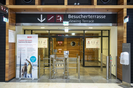 Führung vor der Inbetriebnahme des Flughafens Berlin-Brandenburg in Schönefeld