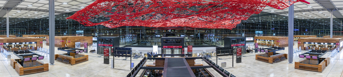 Führung vor der Inbetriebnahme des Flughafens Berlin-Brandenburg in Schönefeld