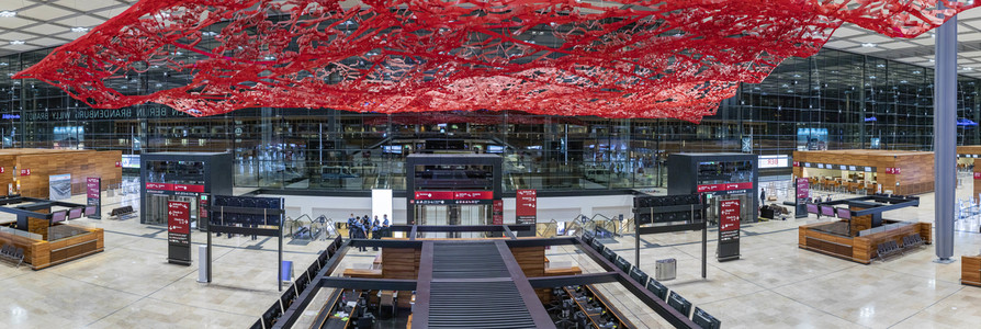 Führung vor der Inbetriebnahme des Flughafens Berlin-Brandenburg in Schönefeld