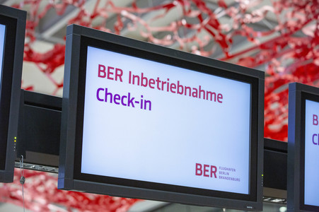 Führung vor der Inbetriebnahme des Flughafens Berlin-Brandenburg in Schönefeld