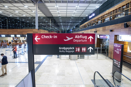 Führung vor der Inbetriebnahme des Flughafens Berlin-Brandenburg in Schönefeld