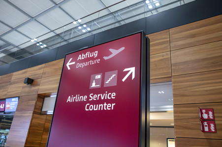 Führung vor der Inbetriebnahme des Flughafens Berlin-Brandenburg in Schönefeld