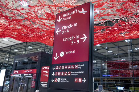 Führung vor der Inbetriebnahme des Flughafens Berlin-Brandenburg in Schönefeld