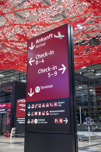 Führung vor der Inbetriebnahme des Flughafens Berlin-Brandenburg in Schönefeld