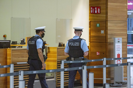 Führung vor der Inbetriebnahme des Flughafens Berlin-Brandenburg in Schönefeld