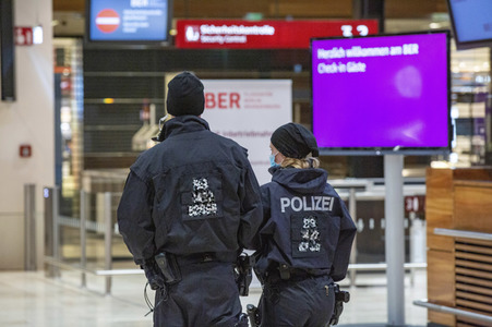 Führung vor der Inbetriebnahme des Flughafens Berlin-Brandenburg in Schönefeld