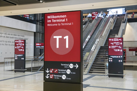 Führung vor der Inbetriebnahme des Flughafens Berlin-Brandenburg in Schönefeld