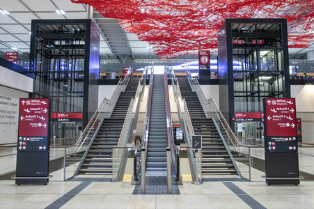 Führung vor der Inbetriebnahme des Flughafens Berlin-Brandenburg in Schönefeld